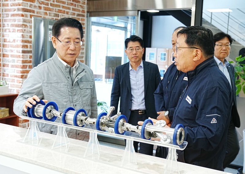 김영록 전라남도지사가 2일 여수 율촌산단내에 위치한 ㈜코인즈에서 ‘여수 석유화학 중소기업 현장소통 간담회’에 참석, 기업 관계자로부터 기업현황에 대해 청취하고 있다.(전남도 제공. 재판매 및 DB금지) 2025.6.2/뉴스1