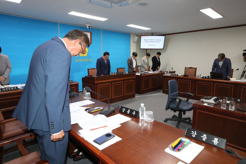 [제주=뉴시스] 제주도의회 교육위원회가 2일 오전 제438회 1차 회의를 열고 제주도교육청 교사 사망 사고 관련 긴급 현안보고를 진행하고 있다. (사진=제주도의회 제공) 2025.06.02. photo@newsis.com