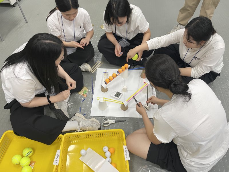 [광주=뉴시스] 광주교육청창의융합교육원이 최근 발명센터에서 진행한 학생 창의력 챔피언대회 광주예선에 참가한 광주여상 '5다주웠다' 팀 학생들이 즉석 과제를 해결하기 위해 논의하고 있다. (사진 제공 = 광주교육청). 2025.06.02. photo@newsis.com *재판매 및 DB 금지