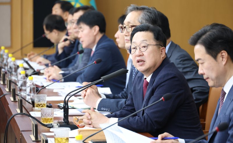 이장우 대전시장(왼쪽 두 번째)이 2일 확대간부회의에서 꿈돌이라면 출시와 야구장 주변 시설 개선 및 자치구별 개발사업 등을 통한 도시브랜드 제고를 강조했다.(대전시 제공) /뉴스1