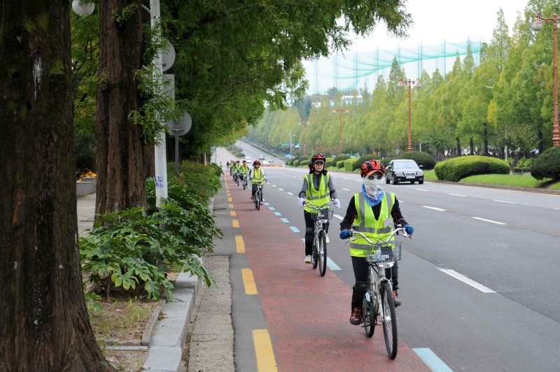 [창원=뉴시스] 강경국 기자 = 경남 창원시 공영자전거인 누비자 무료 자전거 교실 교육 장면. (사진=창원시청 제공). 2025.06.02. photo@newsis.com *재판매 및 DB 금지