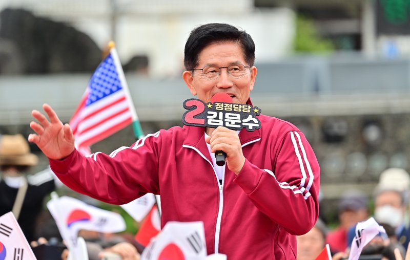 [제주=뉴시스] 우장호 기자 = 김문수 국민의힘 대선 후보가 2일 오전 제주시 일도일동 동문로터리에서 열린 유세에서 연설을 하고 있다. (제주도사진기자회) 2025.06.02. woo1223@newsis.com