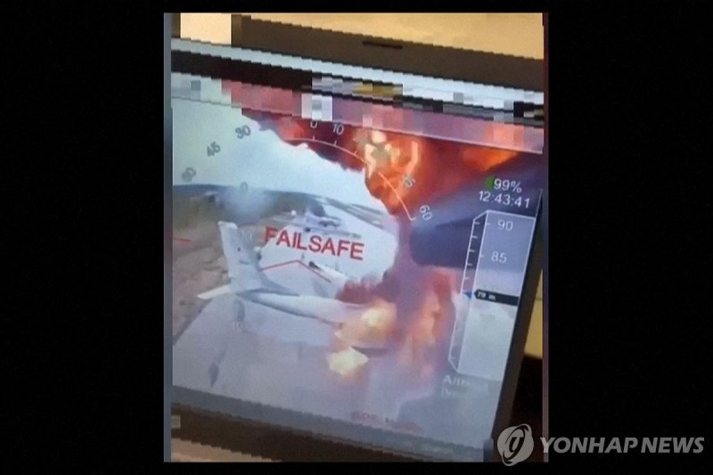 우크라이나보안국이 공개한 러시아 폭격기 파괴 영상 캡처사진 (출처=연합뉴스)