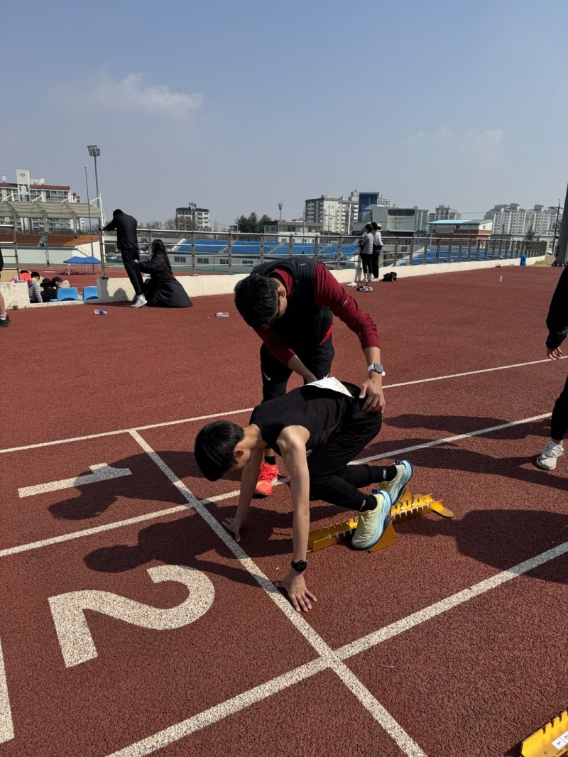 [진천=뉴시스] 진천군청 육상팀 재능기부 교실 운영 자료사진.