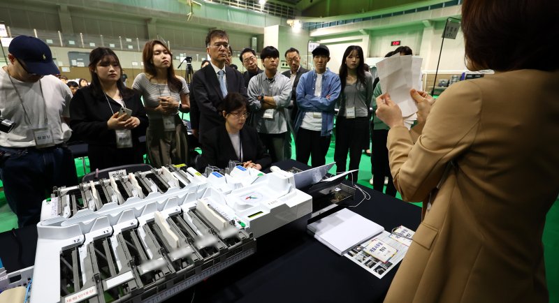 [서울=뉴시스] 박주성 기자 = 제21대 대통령선거를 하루 앞둔 2일 서울 강북구 강북웰빙스포츠센터에서 공정선거참관단이 지켜보는 가운데 투표지분류기 모의시험이 진행되고 있다. 2025.06.02. park7691@newsis.com