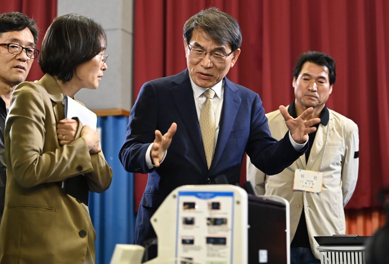 [안양=뉴시스] 김종택 기자 = 노태악 중앙선거관리위원장이 2일 경기 안양시 만안구 덕천초등학교 체육관에 마련된 제21대 대통령선거 개표소에서 투표지분류기 모의시험 등 개표준비 상황을 점검하고 있다. 2025.06.02. jtk@newsis.com