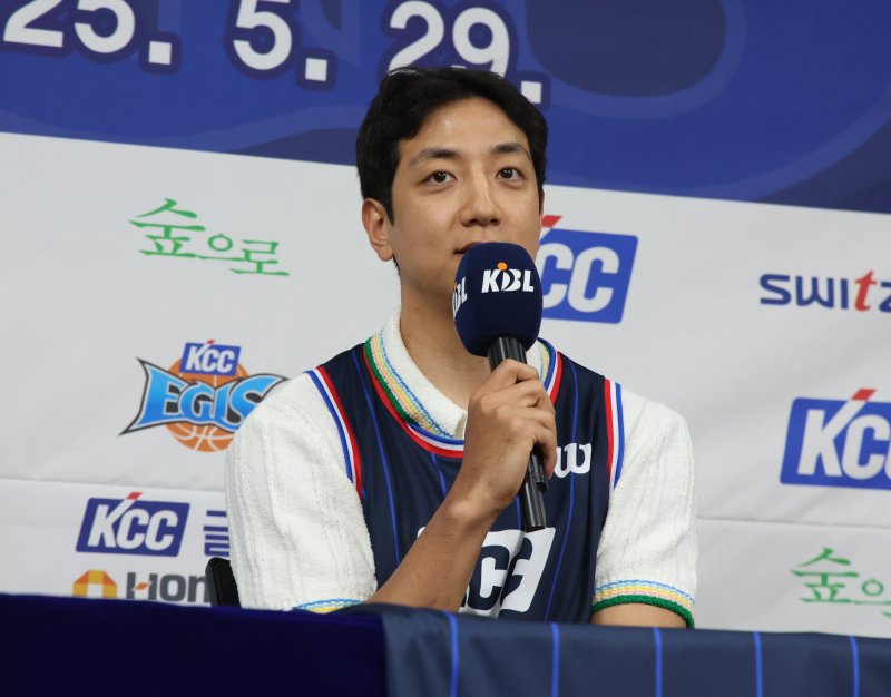 [서울=뉴시스] 김금보 기자 = 부산 KCC 이지스로 이적한 허훈이 지난달 29일 서울 강남구 KBL센터에서 열린 입단식에서 질문에 답하고 있다. 2025.05.29. kgb@newsis.com