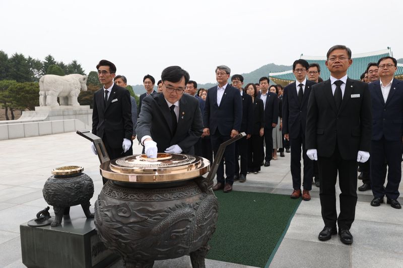 임기근 조달청장, 현충일 앞 국립대전현충원 참배
