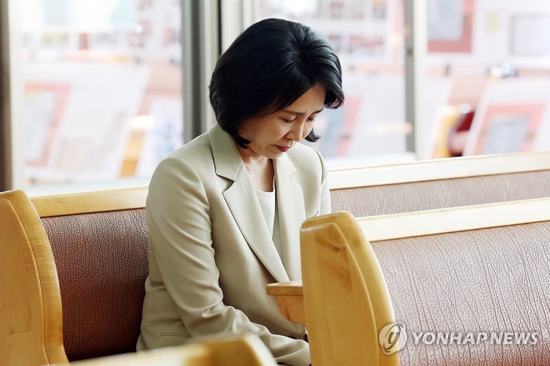기도하는 김혜경 여사 (출처=연합뉴스)