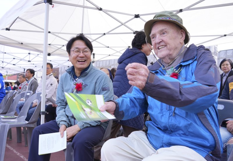 강기정 광주시장이 지난해 4월 6일 열린 '제22회 엠마우스슈퍼풋살대회'에 참석해 천노엘 신부와 대화를 나누고 있다.(광주시 제공. 재판매 및 DB 금지)