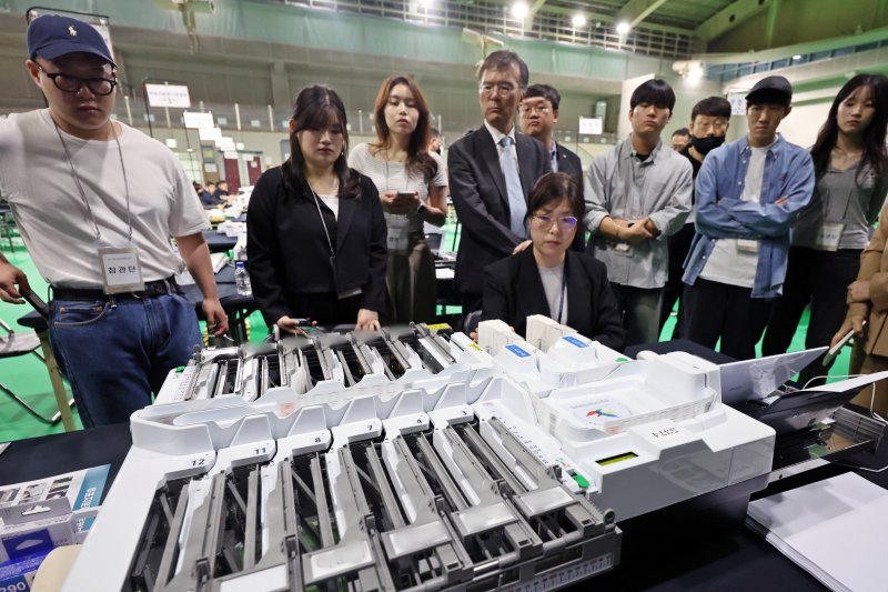 공정선거참관단이 2일 오후 서울 강북구 강북웰빙스포츠센터에 마련된 개표소에서 투표지분류기 모의시험을 살펴보고 있다. 2025.6.2/뉴스1 ⓒ News1 황기선 기자