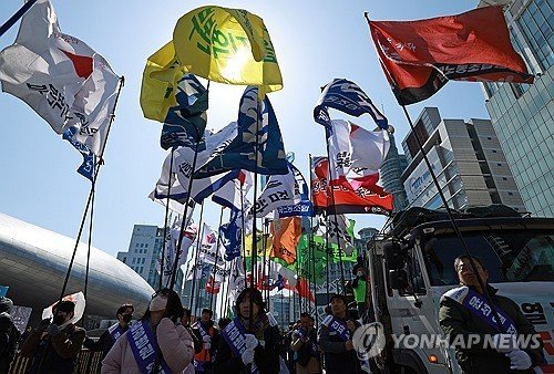 깃발든 노동자들 (출처=연합뉴스)
