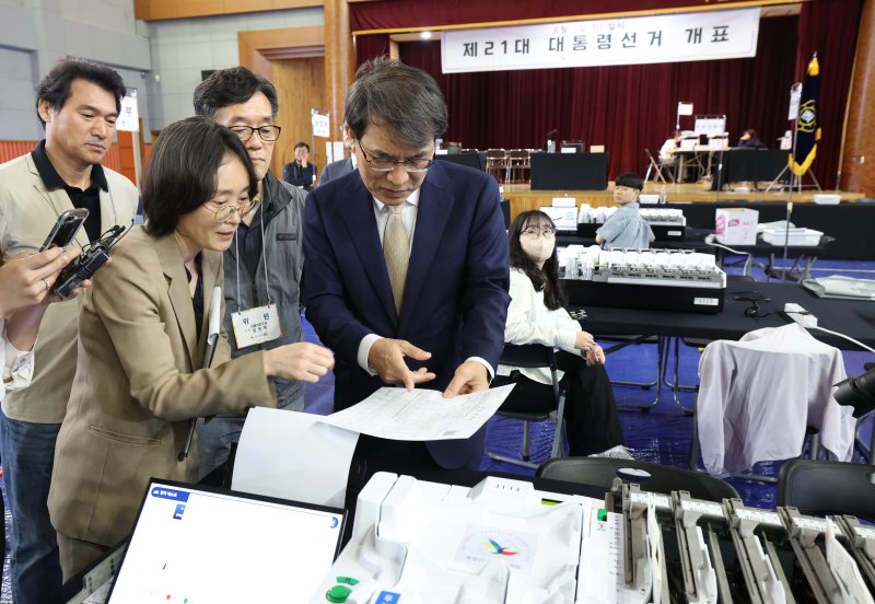 제21대 대통령선거를 하루 앞둔 2일 오후 노태악 중앙선거관리위원회 위원장이 경기 안양시 만안구 덕천초등학교에 마련된 개표소에서 투표지분류기 모의시험을 참관하고 있다. 2025.6.2/뉴스1 ⓒ News1 김영운 기자