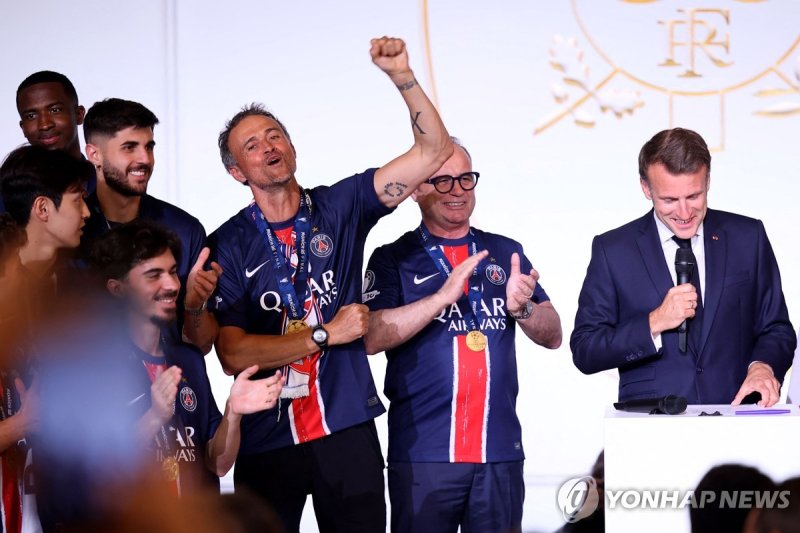 마크롱 대통령의 축하 인사에 손을 들어 화답하는 엔리케 감독 (출처=연합뉴스)