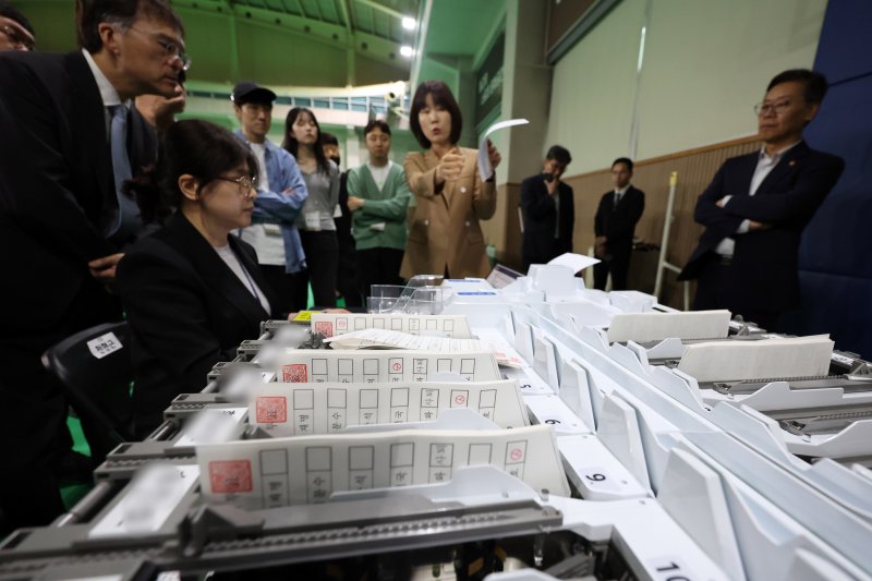 공정선거참관단이 2일 오후 서울 강북구 강북웰빙스포츠센터에 마련된 개표소에서 투표지분류기 모의시험을 살펴보고 있다. 2025.6.2/뉴스1 ⓒ News1 황기선 기자
