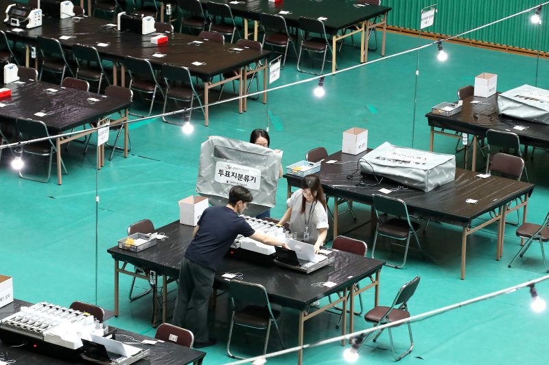 21대 대통령선거를 하루 앞둔 2일 오전 대구 남구 영남이공대 천마체육관에 마련된 개표소에서 남구선관위 관계자들이 개표 준비 상황을 점검하고 있다. 2025.6.2/뉴스1 ⓒ News1 공정식 기자