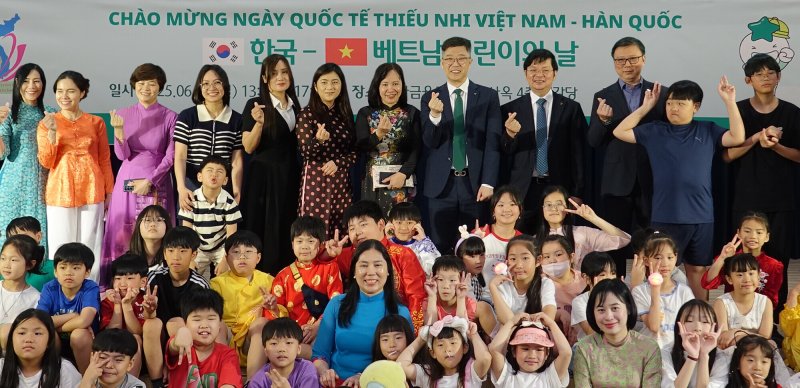 [서울=뉴시스]하나은행은 다문화가정 자녀를 위해 '한국-베트남 어린의 날 행사'를 개최했다고 2일 밝혔다. (사진=하나은행 제공). 2025.06.02. photo@newsis.com