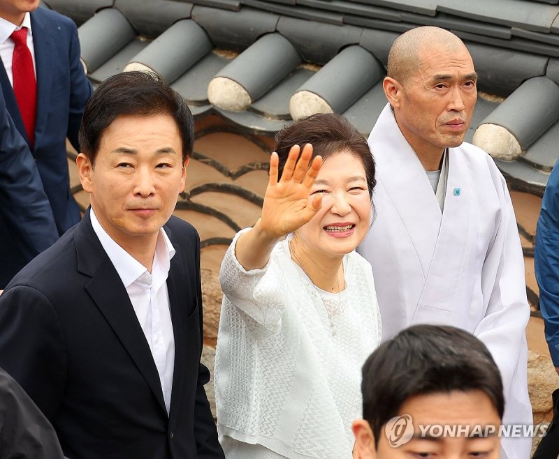 손 흔드는 박근혜 (출처=연합뉴스)
