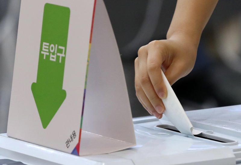 제21대 대통령선거 사전투표 둘째 날인 30일 오전 부산 남구청 대강당에 마련된 사전투표소에서 유권자들이 투표를 하고 있다. 2025.5.30/뉴스1 ⓒ News1 윤일지 기자