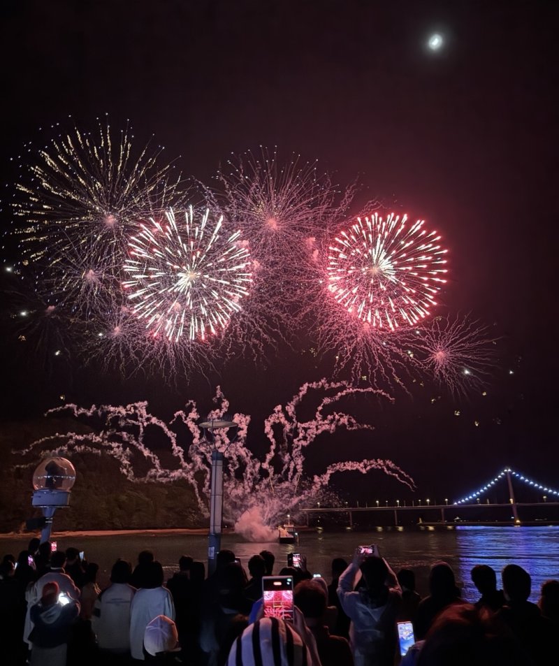 [고흥=뉴시스] 고흥 녹동항에서 해상불꽃쇼가 펼쳐지고 있다. (사진=고흥군 제공) 2025.06.02. photo@newsis.com *재판매 및 DB 금지