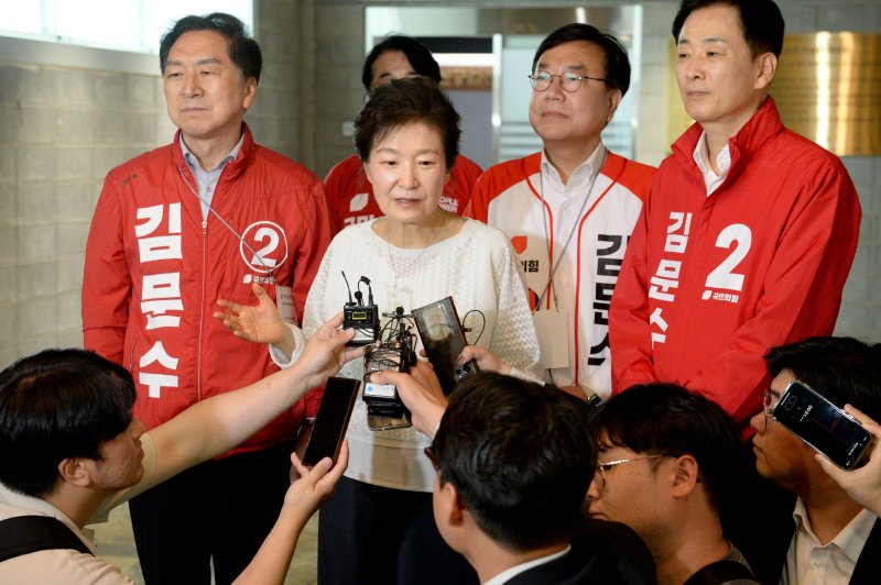 [울산=뉴시스] 배병수 기자 = 김문수 국민의힘 대선후보의 지원에 나선 박근혜 전 대통령이 울산 남구 장생포 문화창고에서 기자들의 질문에 답하고 있다. 2025.06.02.bbs@newsis.com.