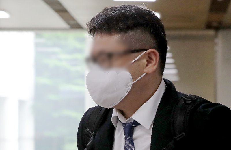 정영학 회계사가 지난 2023년 6월 8일 오전 서울 서초구 중앙지법에서 열린 김용 전 민주연구원 부원장의 불법 대선 자금 수수 혐의 1심 속행 공판에 증인 출석하고 있다./뉴스1 ⓒ News1 장수영 기자