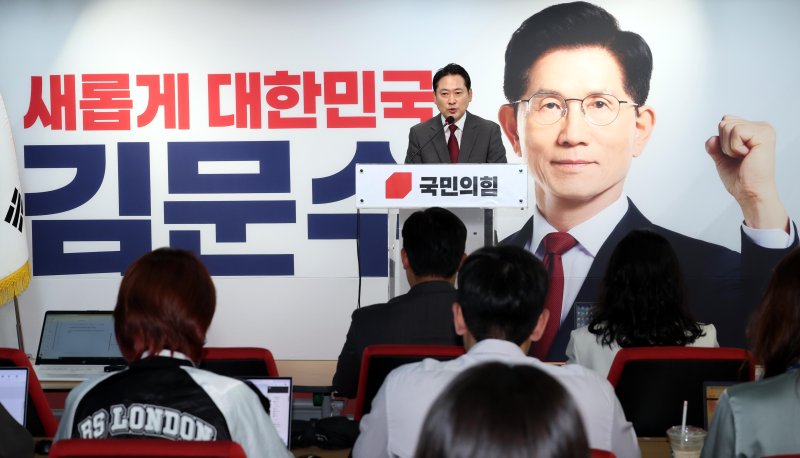 [서울=뉴시스] 조성봉 기자 = 장동혁 국민의힘 중앙선거대책위원회 종합상황실장이 2일 오전 서울 여의도 중앙당사에서 열린 긴급 현안 기자회견에서 '짐 로저스 이재명 후보 지지선언 진위 논란' 등에 대해 발언을 하고 있다. 2025.06.02. suncho21@newsis.com