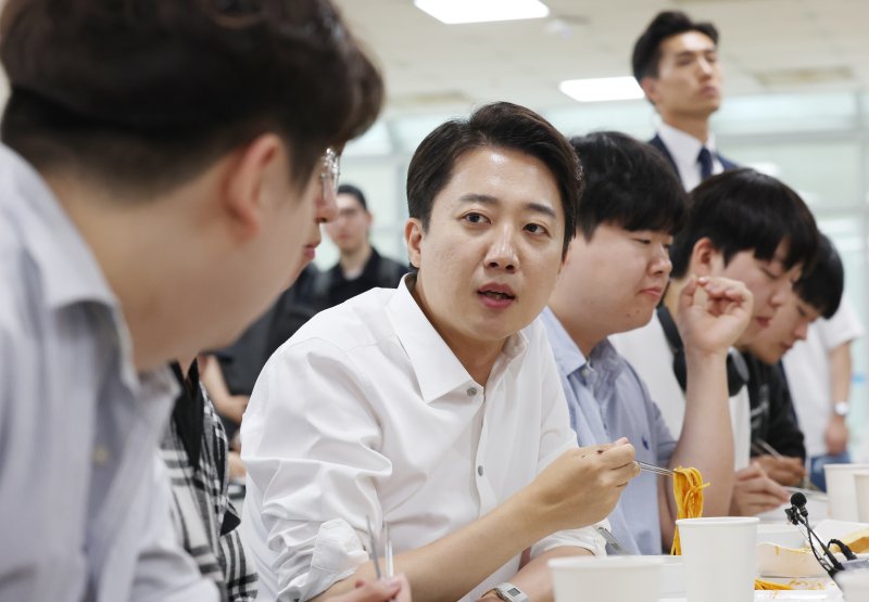 이준석 개혁신당 대통령 후보가 2일 오전 경기 시흥시 한국공학대학교 기술혁신파크 학생식당에서 '학식먹자 이준석'을 진행하고 있다. 2025.6.2/뉴스1 ⓒ News1 김영운 기자