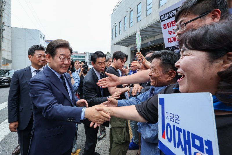 이재명 더불어민주당 대통령 후보가 제21대 대통령선거를 하루 앞둔 2일 오후 경기 성남시 주민교회에서 기자회견을 마친 뒤 시민들과 인사를 나누고 있다. 2025.6.2/뉴스1 ⓒ News1 안은나 기자