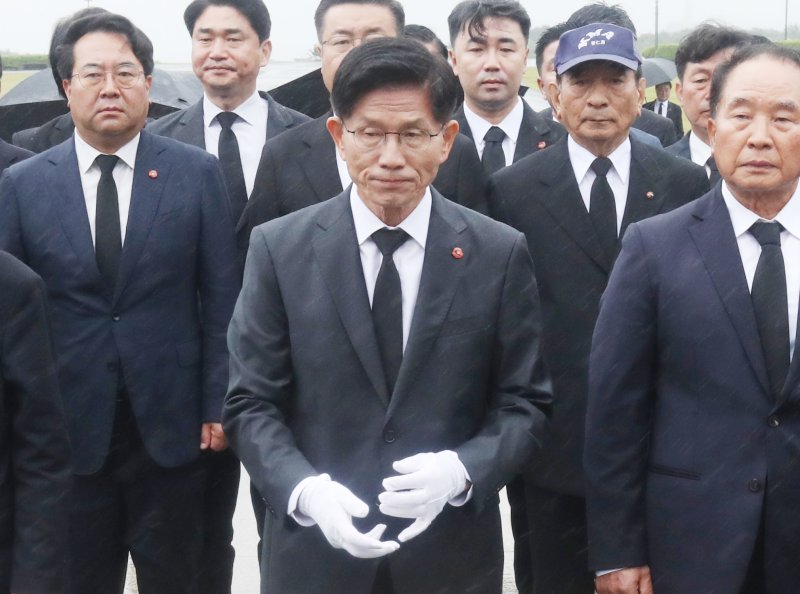 김문수 국민의힘 대통령 후보가 2일 오전 제주시 봉개동 제주4·3평화공원을 찾아 제단에 참배하고 있다. 2025.6.2/뉴스1 ⓒ News1 오현지 기자