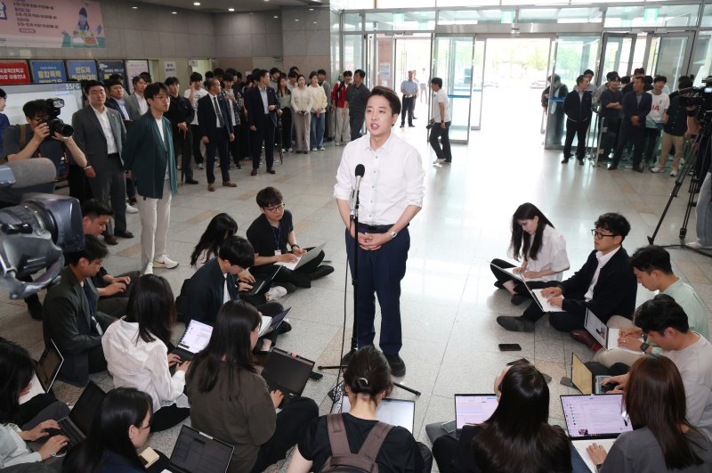 이준석 개혁신당 대통령 후보가 2일 오전 경기 시흥시 한국공학대학교 기술혁신파크 학생식당에서 '학식먹자 이준석'을 진행하기 전 취재진의 질문에 답하고 있다. 2025.6.2/뉴스1 ⓒ News1 김영운 기자