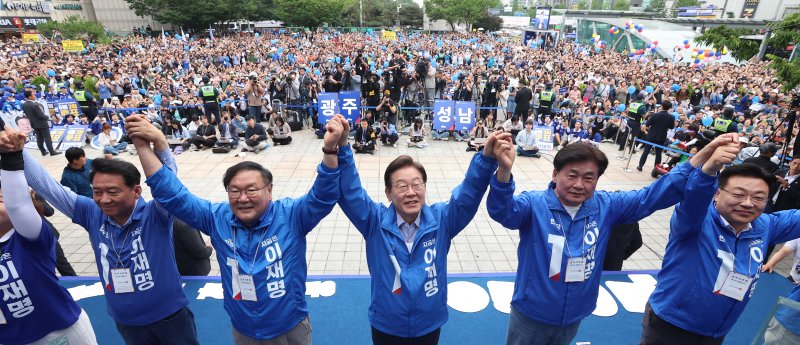 2일 오후 경기도 성남시 분당구 야탑역 광장에서 열린 이재명 더불어민주당 대통령 후보 유세에서 시민들에게 인사를 하고 있다. (공동취재) 2025.6.2/뉴스1 ⓒ News1 이재명 기자
