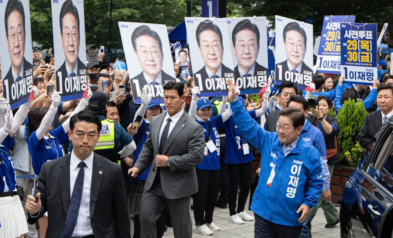 이재명 더불어민주당 대통령 후보가 2일 오후 경기도 성남시 분당구 야탑역 광장에서 유세를 마친 후 시민들에게 인사하고 있다. 2025.6.2/뉴스1 ⓒ News1 이재명 기자