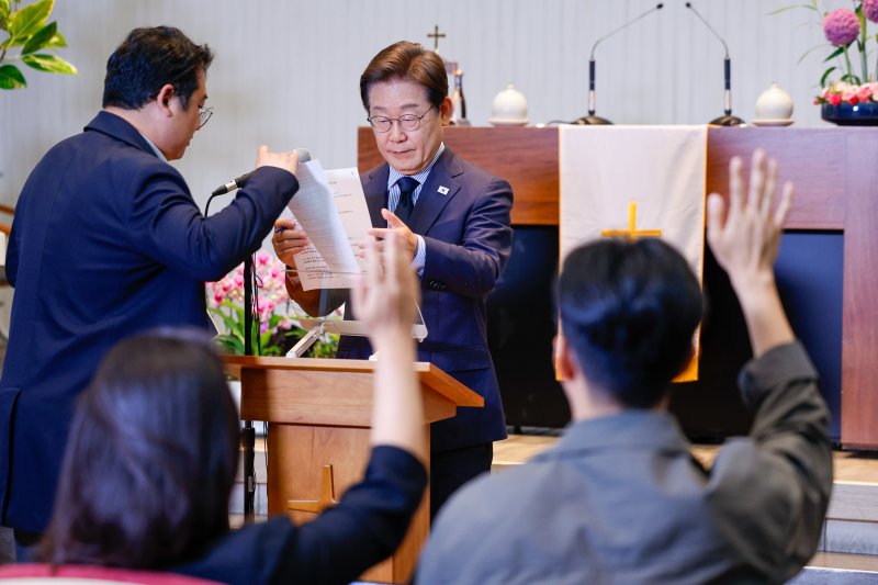 이재명 더불어민주당 대통령 후보가 제21대 대통령선거를 하루 앞둔 2일 오후 경기 성남시 주민교회에서 지지를 호소하며 마지막 대국민 기자회견문을 낭독한 뒤 질문을 받고 있다. 2025.6.2/뉴스1 ⓒ News1 안은나 기자