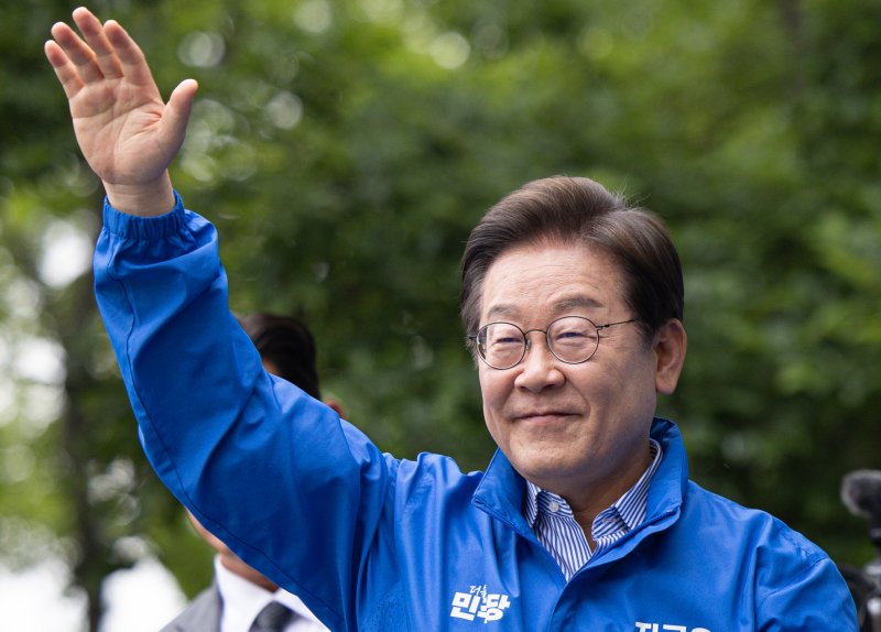 이재명 더불어민주당 대통령 후보가 2일 오후 경기도 하남시 스타필드 하남점 광장에서 열린 유세를 마친 후 시민들을 향해 인사하고 있다. 2025.6.2/뉴스1 ⓒ News1 이재명 기자
