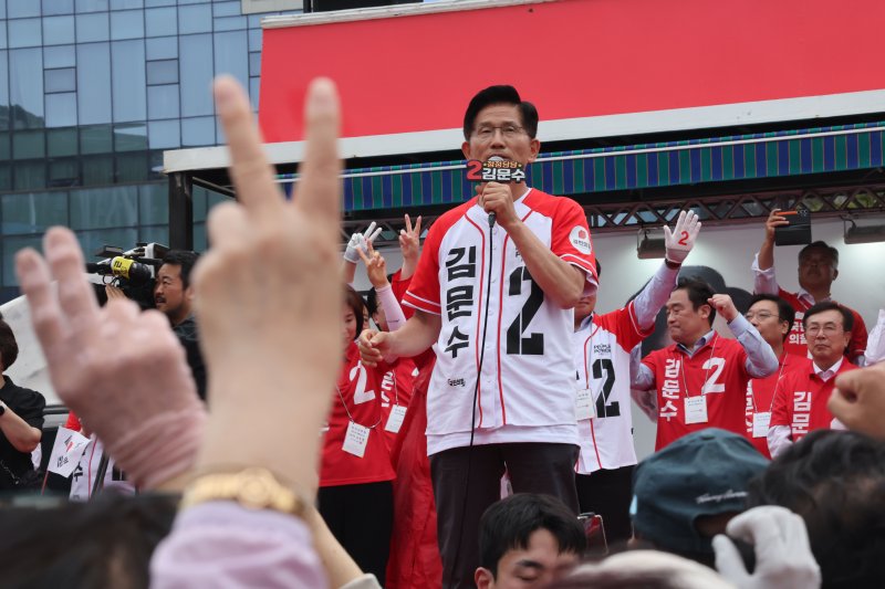 김문수 국민의힘 대통령 후보가 2일 오후 부산 동구 부산역 광장에서 열린 유세에서 시민들에게 지지를 호소하고 있다. (공동취재) 2025.6.2/뉴스1 ⓒ News1 윤일지 기자
