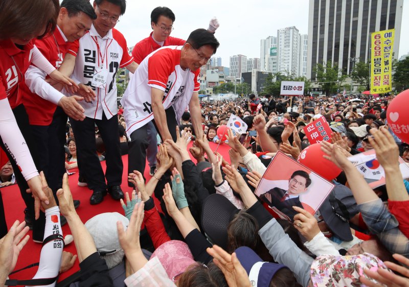 김문수 국민의힘 대통령 후보가 2일 오후 부산 동구 부산역 광장에서 열린 유세에서 시민들에게 지지를 호소하고 있다. 2025.6.2/뉴스1 ⓒ News1 윤일지 기자
