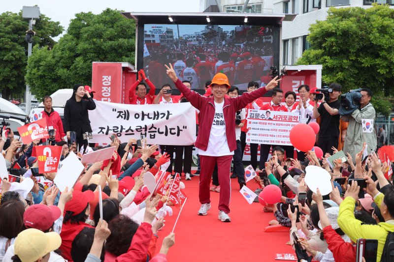 김문수 국민의힘 대통령 후보가 2일 오전 제주시 일도일동 동문로터리에서 열린 유세에서 지지를 호소하고 있다. (제주도사진기자회. 재판매 및 DB 금지) 2025.6.2/뉴스1 ⓒ News1 오현지 기자