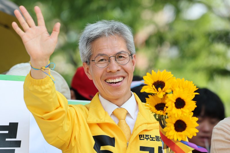 권영국 민주노동당 대통령 후보가 1일 오후 서울 마포구 경의선숲길에서 시민들에게 지지를 호소하고 있다. 2025.6.1/뉴스1 ⓒ News1 신웅수 기자