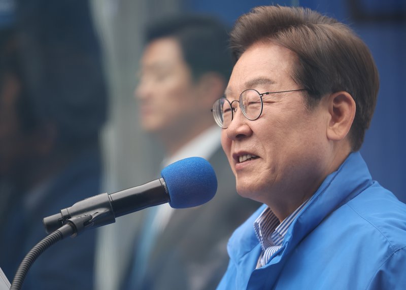 [성남=뉴시스] 권창회 기자 = 이재명 더불어민주당 대선후보가 2일 경기 성남시 야탑역 광장에서 열린 유세에서 지지호소를 하고 있다. (공동취재) 2025.06.02. photo@newsis.com