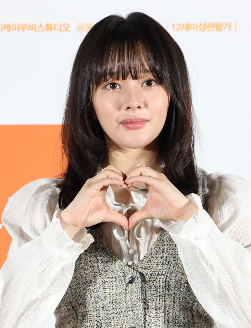 배우 정지소가 2일 서울 용산구 CGV용산아이파크몰에서 열린 영화 '태양의 노래'(감독 조영준) 언론시사회에 참석해 포즈를 취하고 있다. '태양의 노래'는 한밤중에만 데이트할 수 있는 미솔(정지소 분)과 민준(차학연 분)이 음악을 통해 서로 사랑에 빠지며 함께 꿈을 이루기 위해 도전해 나가는 뮤직 로맨스다. 2025.6.2/뉴스1 ⓒ News1 권현진 기자