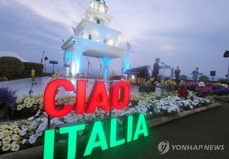 지난해 '챠오 이탈리아' 환영사하는 육동한 춘천시장 (출처=연합뉴스)