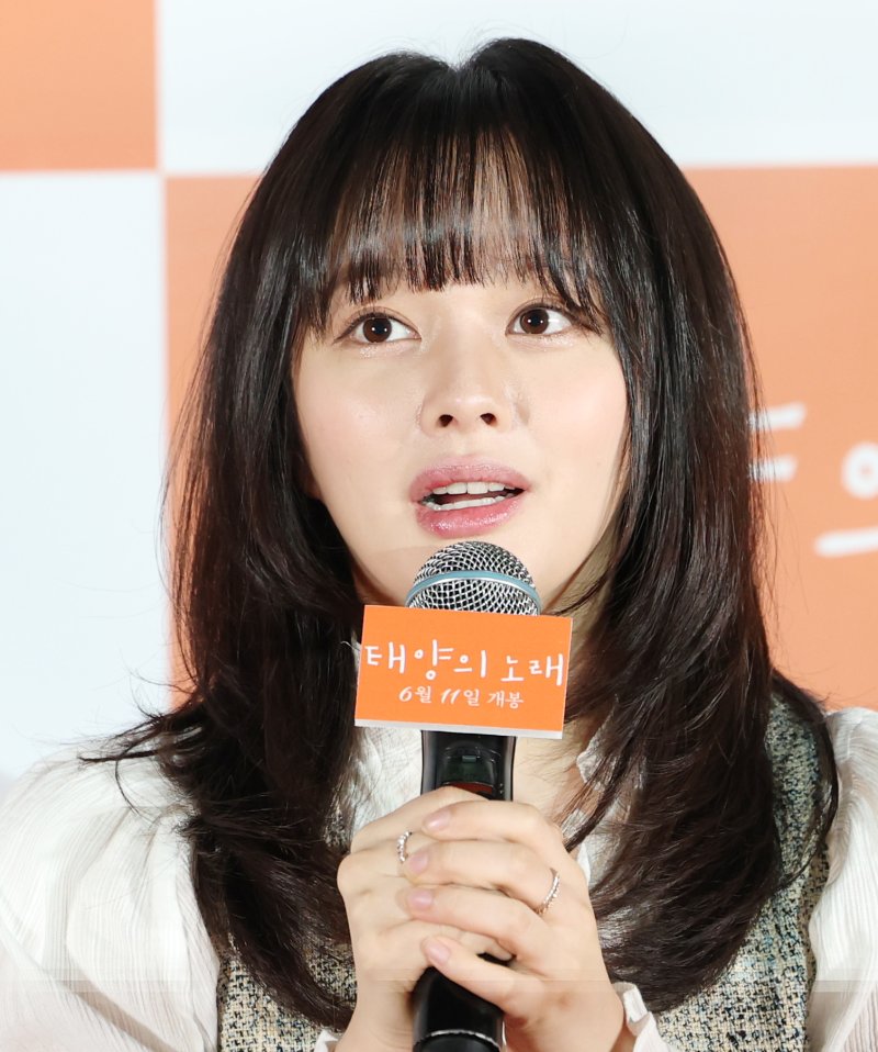 배우 정지소가 2일 서울 용산구 CGV용산아이파크몰에서 열린 영화 '태양의 노래'(감독 조영준) 언론시사회에 참석해 인사말을 하고 있다. '태양의 노래'는 한밤중에만 데이트할 수 있는 미솔(정지소 분)과 민준(차학연 분)이 음악을 통해 서로 사랑에 빠지며 함께 꿈을 이루기 위해 도전해 나가는 뮤직 로맨스다. 2025.6.2/뉴스1 ⓒ News1 권현진 기자