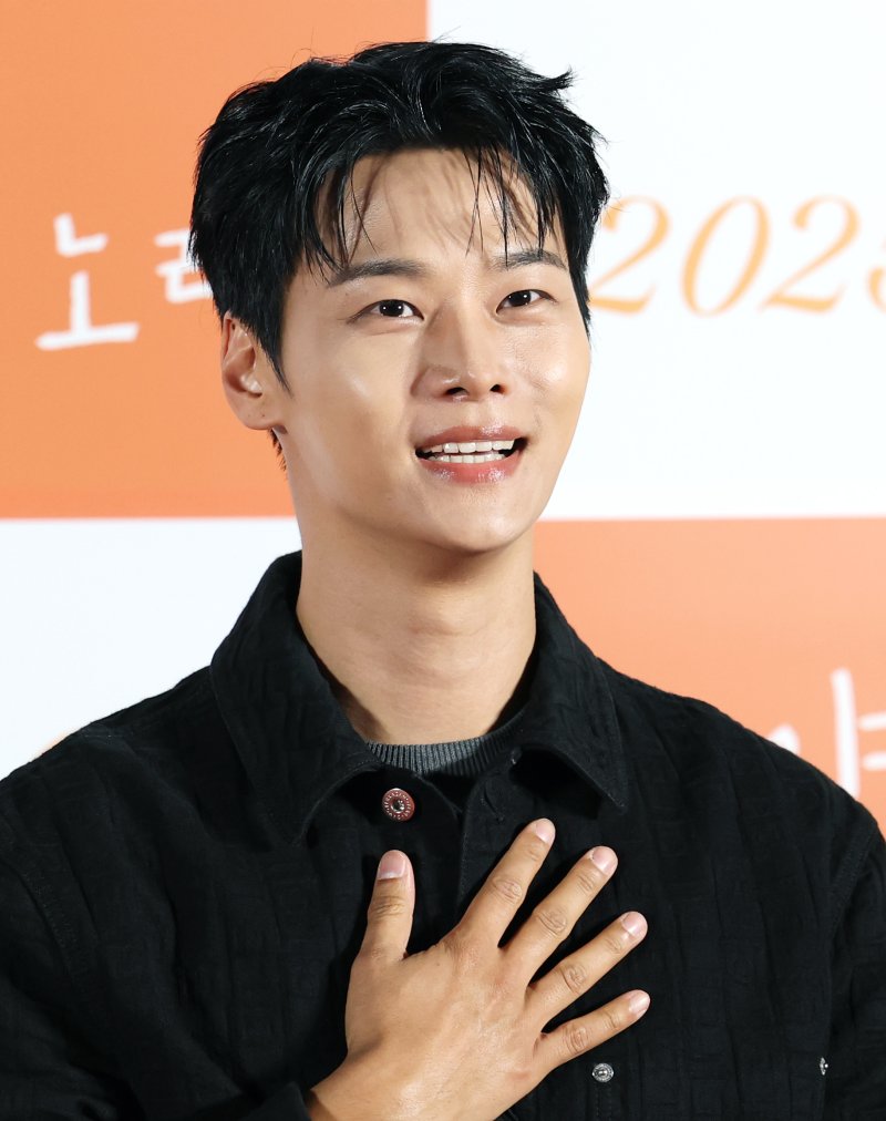 배우 차학연이 2일 서울 용산구 CGV용산아이파크몰에서 열린 영화 '태양의 노래'(감독 조영준) 언론시사회에 참석해 인사를 하고 있다. '태양의 노래'는 한밤중에만 데이트할 수 있는 미솔(정지소 분)과 민준(차학연 분)이 음악을 통해 서로 사랑에 빠지며 함께 꿈을 이루기 위해 도전해 나가는 뮤직 로맨스다. 2025.6.2/뉴스1 ⓒ News1 권현진 기자