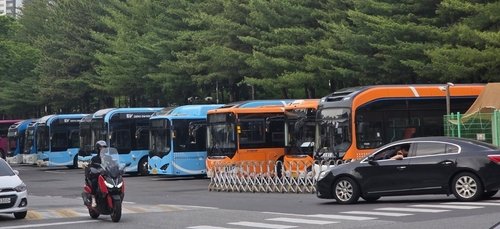 멈춰선 창원 시내버스 (출처=연합뉴스)