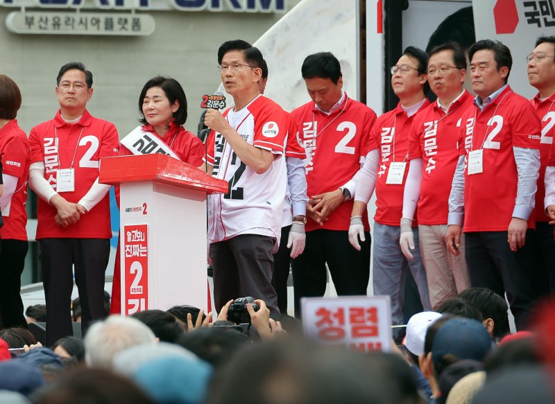 [부산=뉴시스] 하경민 기자 = 김문수 국민의힘 대선 후보가 2일 부산 동구 부산역광장에서 지지를 호소하는 연설을 하고 있다. (공동취재) 2025.06.02. photo@newsis.com