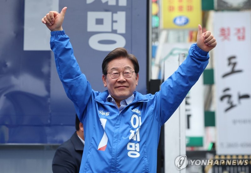 광명 시민들에게 지지 호소하는 이재명 후보 (출처=연합뉴스)