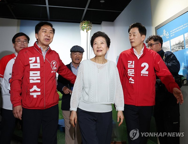 박근혜, 울산공업센터 기공식 기념관 방문 (출처=연합뉴스)