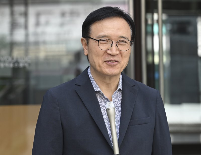 임태희 경기도교육감이 30일 오후 경기 성남시 분당구 정자유스센터에 마련된 사전투표소에서 투표를 마치고 취재진의 질문에 답하고 있다. 2025.5.30/뉴스1 ⓒ News1 경기사진공동취재단