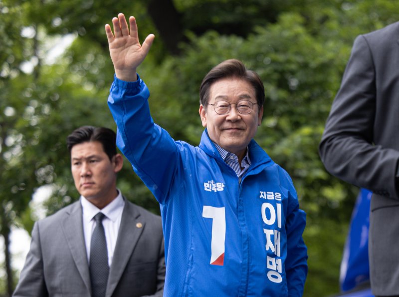 이재명 더불어민주당 대통령 후보가 2일 오후 경기도 하남시 스타필드 하남점 광장에서 열린 유세를 마친 후 시민들을 향해 인사하고 있다. 2025.6.2/뉴스1 ⓒ News1 이재명 기자